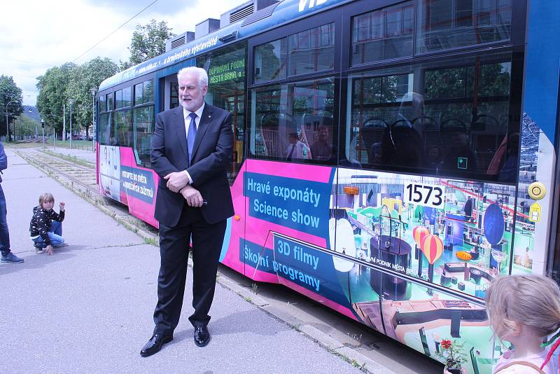 Po Brně bude jezdit nová tramvaj propagující svým potiskem brněnské Vida Science Centrum. Tramvaj pokřtili ředitel Vida centra Lukáš Richter, jihomoravský hejtman Bohumil Šimek a ředitel brněnského dopravního podniku Miloš Havránek.