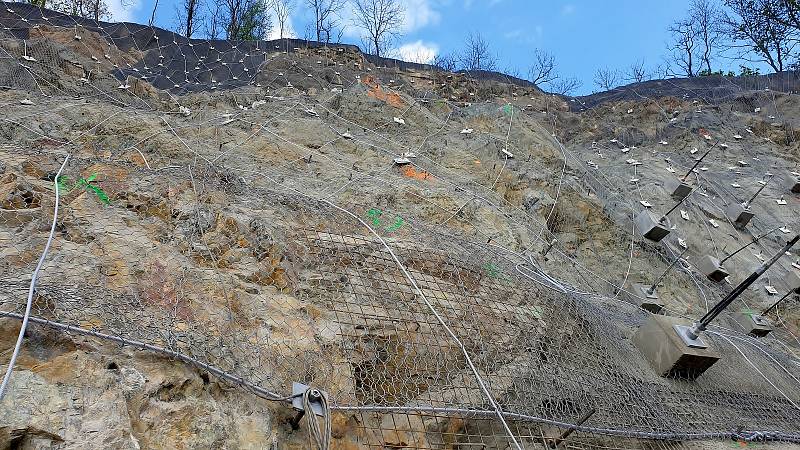 Stavbaři provedli v pondělí 3. května první ostrý odstřel skály kvůli vybudování tramvajového tunelu, který je součástí stavby VMO Žabovřeská II.