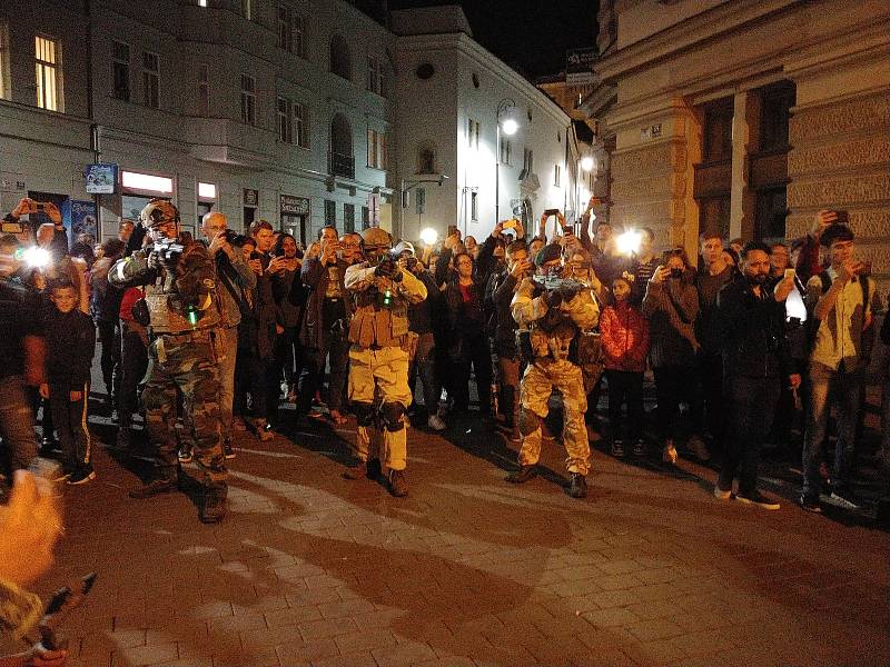 Brnem se prošly desítky děsivých zombie. Další ročník Zombie Walk Brno přilákal i stovky pozorovatelů v ulicích města.