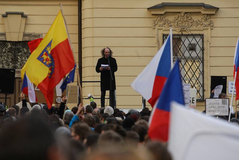 Lidé potřetí demonstrovali za nezávislou justici. Na Dominikánském náměstí se podle odhadů pořadatelů sešly tři tisíce protestujících.