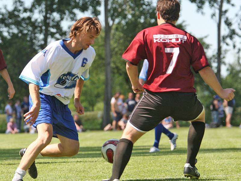 Přátelské exhibiční utkání mezi brněnskou Kometou a fotbalisty Cvrčovic.