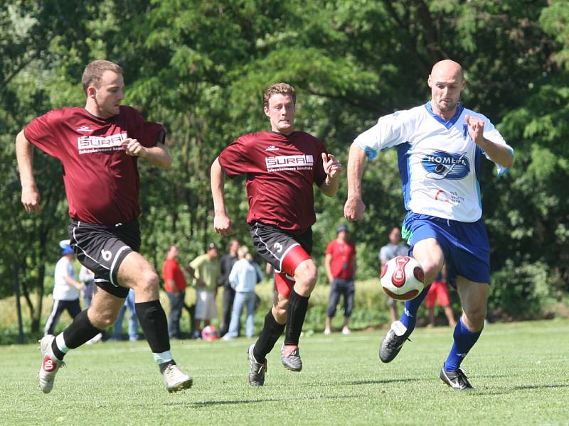 Přátelské exhibiční utkání mezi brněnskou Kometou a fotbalisty Cvrčovic.