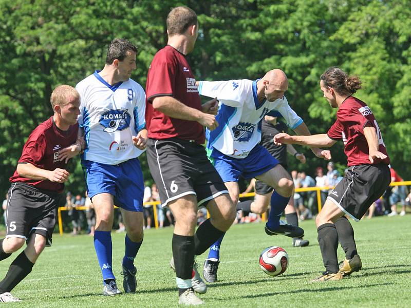 Přátelské exhibiční utkání mezi brněnskou Kometou a fotbalisty Cvrčovic.