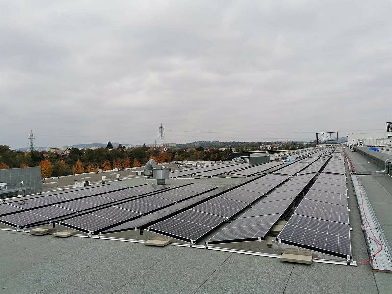 Fotovoltaická elektrárna na střeše brněnského obchodního centra Futurum.
