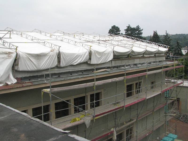 Stavbaři rok rekonstruují funkcionalistickou vilu Stiassni. Hotoví budou v prosinci. Nyní pracují na koupelnách, fasádě a střeše. 