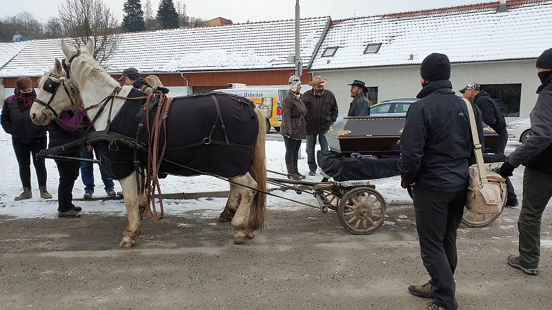 Protestní pochod a shromaždění před domem ministra zdravotnictví Jana Blatného v Jinačovicích na Brněnsku.