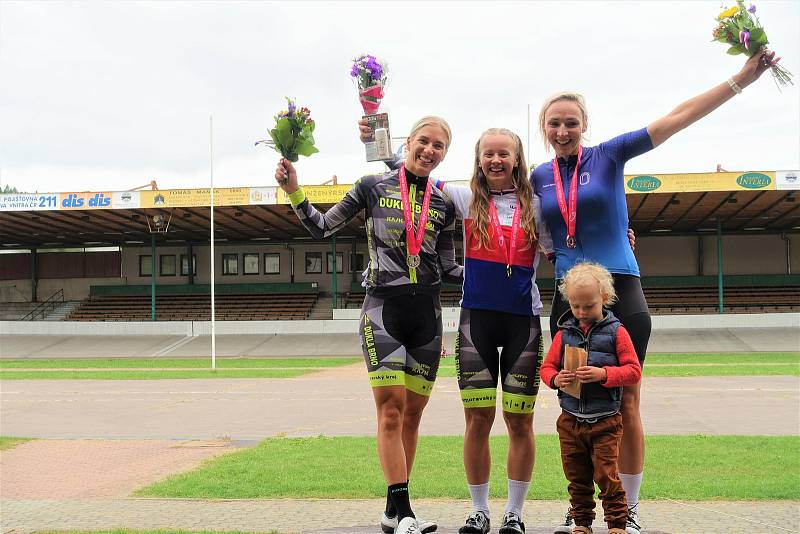 V individuálních disciplínách sebrala tři domácí tituly Veronika Jaborníková (uprostřed), v týmovém sprintu slavila zlato se Sárou Kaňkovskou (vlevo) a Zuzanou Rychnovskou.