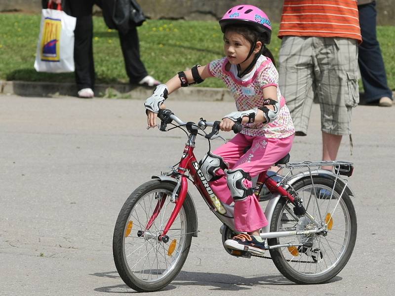 Jak má vypadat správný cyklista, bruslař, lyžař nebo hokejista, aby se při sportu nezranil. To ukázali žáci základní školy na Jihomoravském náměstí v brněnské městské části Slatina. Uspořádali Úplně bezpečnou módní přehlídku.