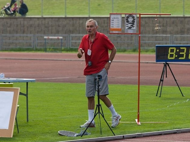 Lubomír Nádeníček už ve funkci rozhodčího na atletických závodech.