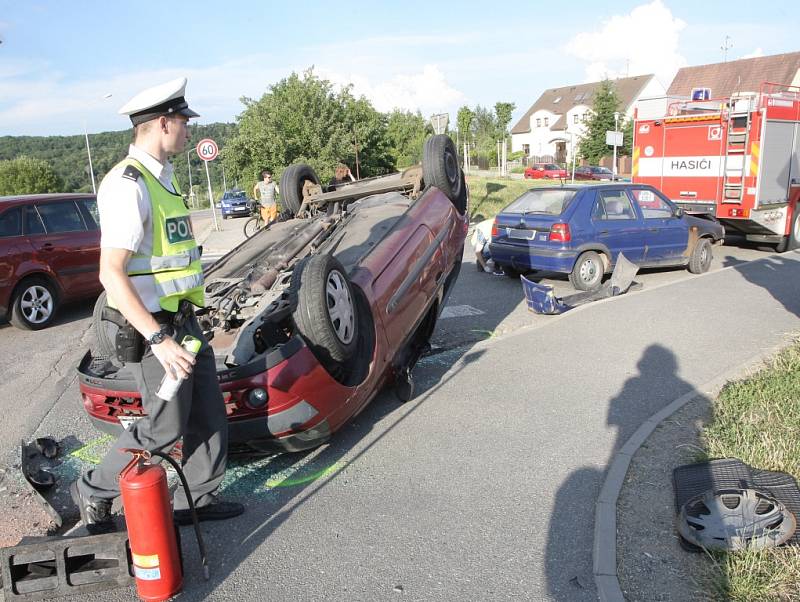 Dvěma zraněními skončila ve čtvrtek večer havárie dvou osobních automobilů v brněnské Bystrci.