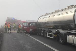 Neprůjezdná byla zhruba od deváté ráno hodinu a půl dálnice D1 na 179. kilometru ve směru na Prahu. Při nehodě dodávky s kamionem poblíž Ostrovačic na Brněnsku se lehce zranil řidič menšího vozu.