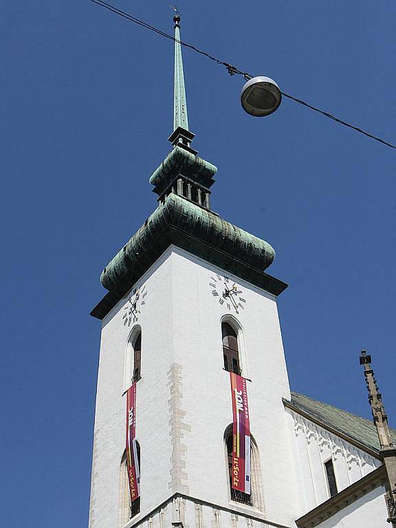 Na květnovou noc v kostelech již návštěvníky lákají poutače umístěné na brněnských kostelech a modlitebnách.