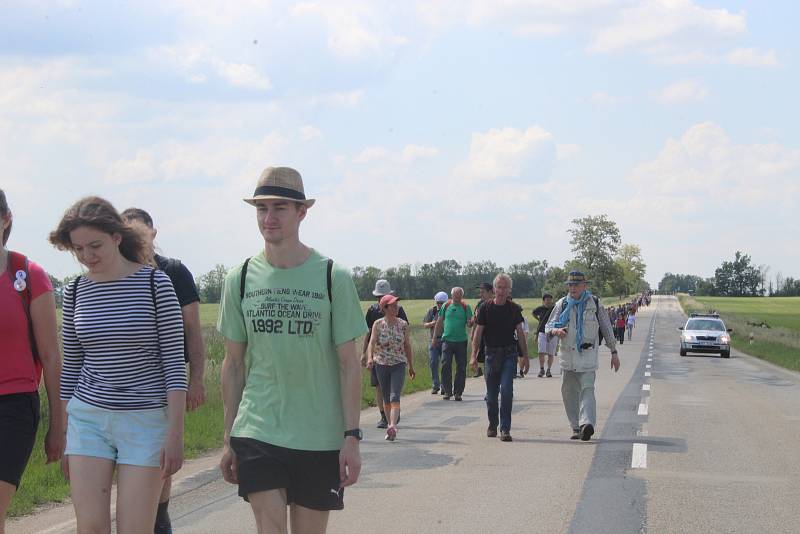 V sobotu ráno vyrazili lidé opět z Pohořelic na Pouť smíření. Připomněli si tak válečný odsun němců z Brna.