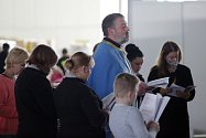 V brněnském asistenčním centru pro ukrajinské uprchlíky se mohli věřící zúčastnit improvizované mše, kterou přednesl řeckokatolický duchovní.