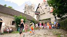 Rytíři, kejklíři a hudebníci v těchto dnech zpestřují návštvu lidem na hradě Perštejn. Slavnosti potrvají do neděle.