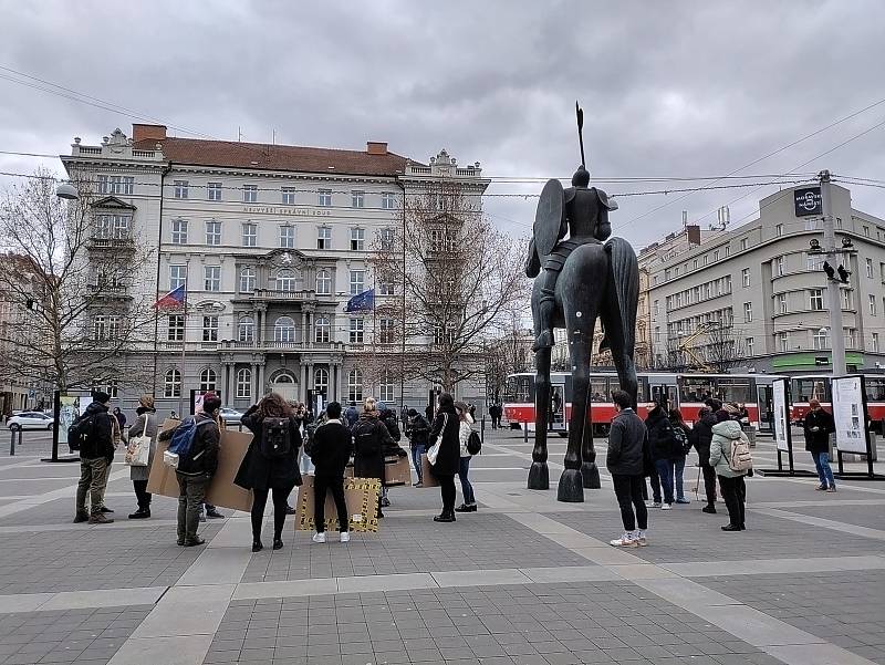 Demonstrace studentů Masarykovy univerzity proti zvyšujícím se cenám kolejného.