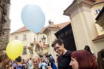 Dvě stě čtyřicet balónků se ve čtvrtek vzneslo k nebi před brněnskou Katedrálou svatého Petra a Pavla na počest stejného počtu let od založení biskupství.