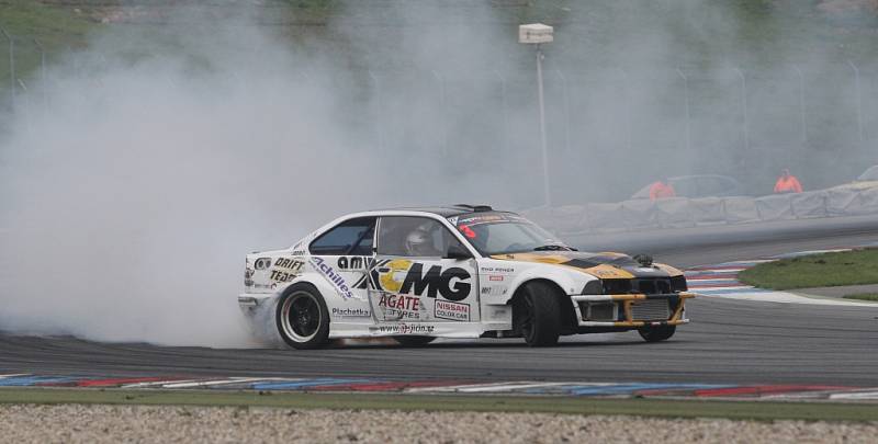 Masarykův okruh uzavřel sezonu finálovým kláním Czech Drift Series, ve které zápolí automobiloví závodníci v řízené jízdě smykem.