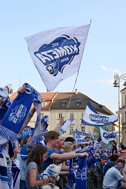 Mistři, mistři! Ozývalo se z brněnského Zelného trhu. Fanoušci tam neúnavně fandili vítězné Kometě.