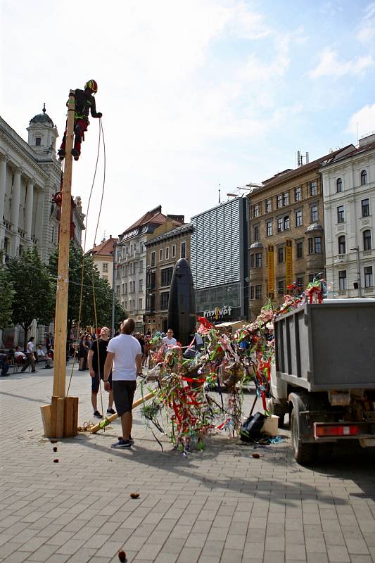 Tisíce studentů se zúčastnily majálesového průvodu z náměstí Svobody na brněnské výstaviště za doprovodu kapel.