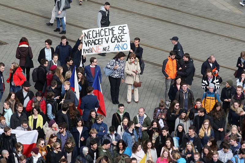 Studentská demonstrace VyjdiVen na brněnském náměstí Svobody.