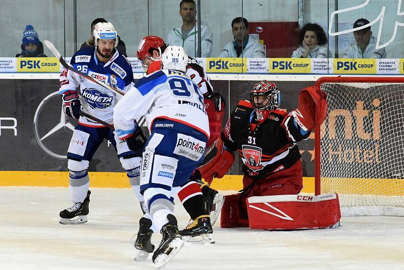 Domácí HC Kometa Brno (bílá) proti Mountfield HK (černá).