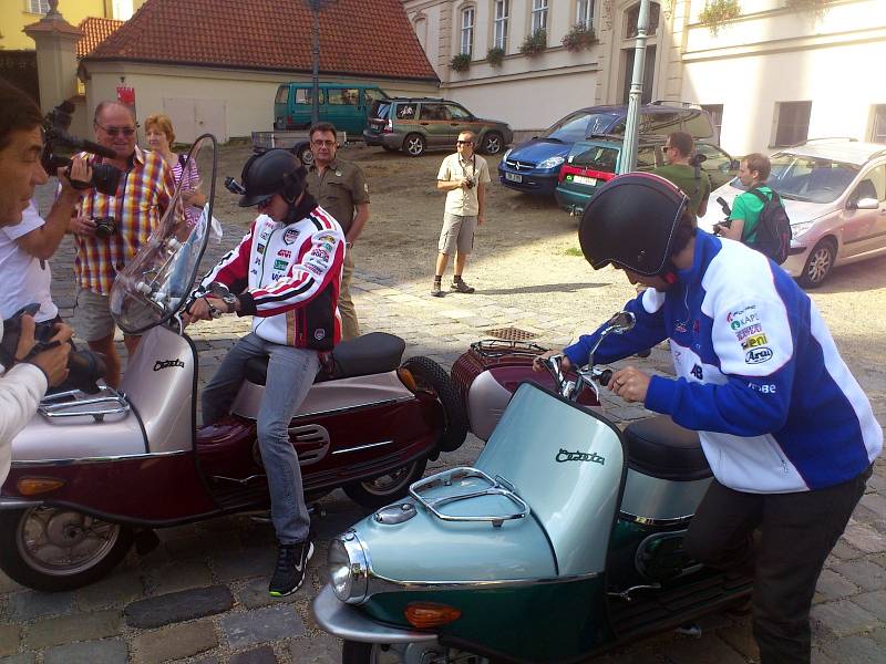 Na motocyklech Čezeta vyjeli ze Zelného trhu závodníci Karel Abraham, Stefan Bradl a Sandro Cortese.