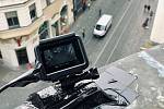 Nainstalovaná kamera na jednom z domů v Masarykově ulici v Brně zaznamenává projíždějící auta.