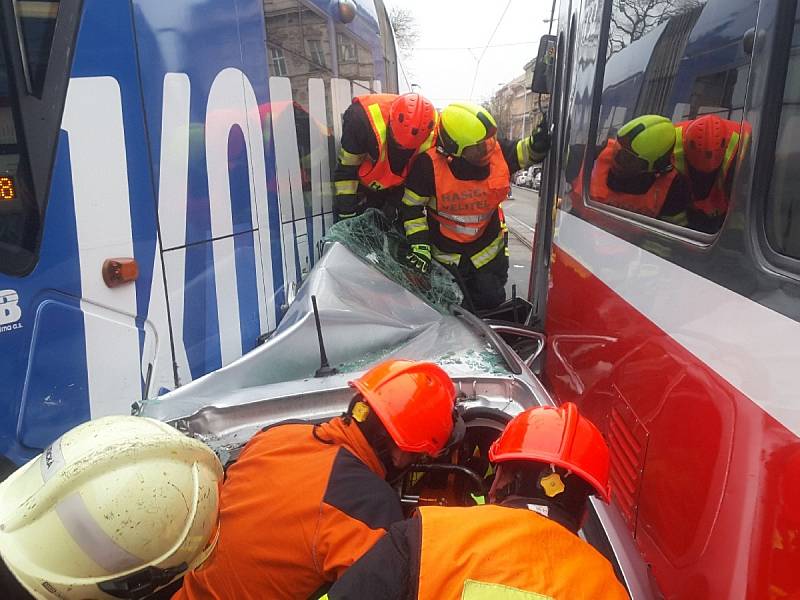 Nehoda tramvaje a osobního auta na Konečného náměstí.