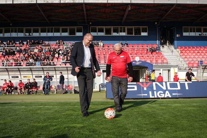 Dvě největší brněnské univerzity se v úterý utkaly na prvoligovém stadionu v Srbské ulici v historicky prvním fotbalovém souboji. Studenti Vysokého učení technického v červených dresech porazili modrý výběr Masarykovy univerzity 2:1.