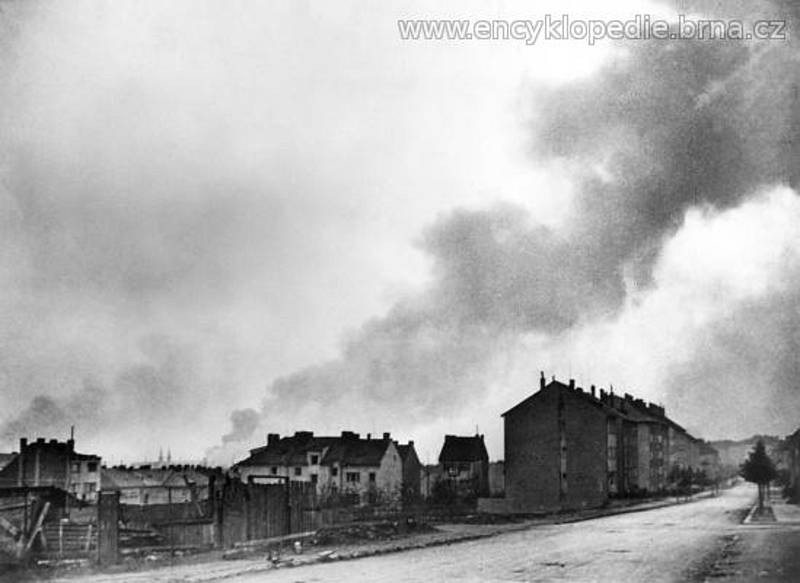 Němci opouštějí Brno (oblaka dýmu nad Brnem při bojích o Brno (duben 1945, pohled z dnešní Merhautovy ulice).