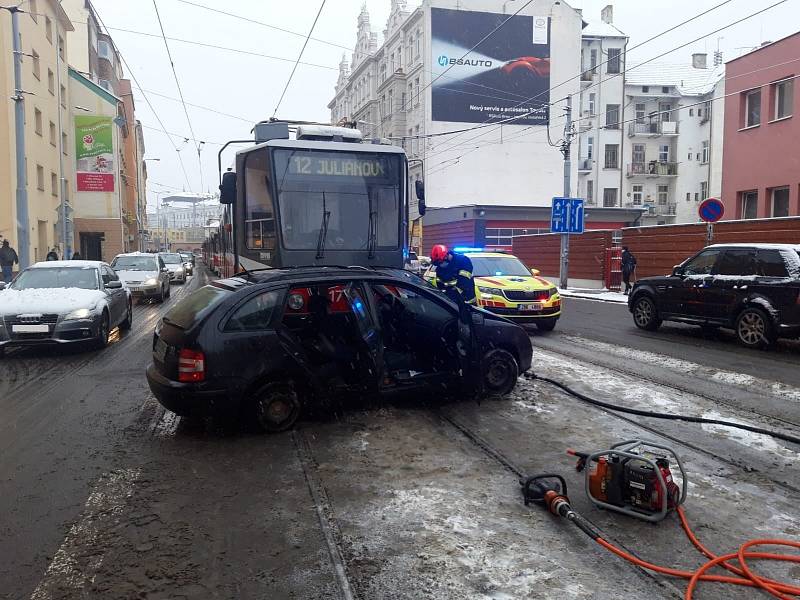 Středně těžká zranění utrpěl řidič osobního auta po srážce s tramvají v brněnské Křenové ulici.