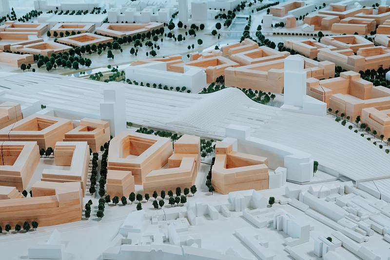 Druhé místo: model návrhu podoby nového hlavního vlakového nádraží v Brně od Sdružení Pelčák a partner architekti – Müller Reimann Architekten ve fyzické podobě.