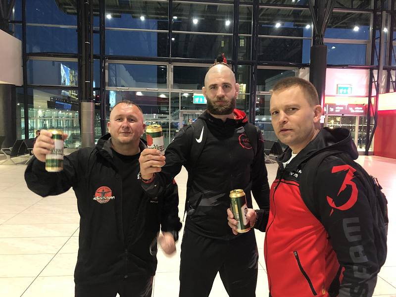 Odlet Jiřího Procházky a jeho trenérů Jaroslava Hovězáka a Martina Karaivanova z Prahy na UFC do Las Vegas.
