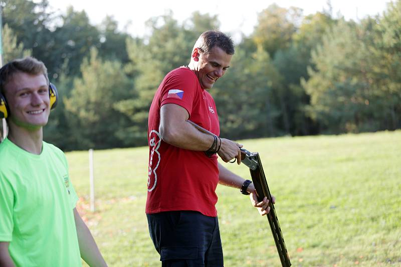 Na brněnské brokové střelnici se sešel David Kostelecký s mladými talenty. Budoucí špičkoví střelci si tak mohli zatrénovat se svým vzorem a promluvit si s ním.