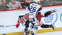 Finále play off hokejové extraligy - 2. zápas: HC Oceláři Třinec vs. HC Kometa Brno (v bílém).