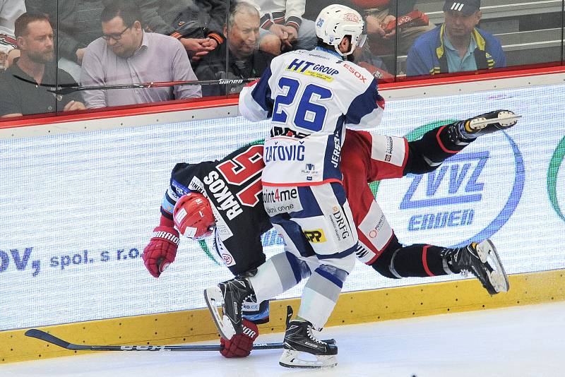 Finále play off hokejové extraligy - 2. zápas: HC Oceláři Třinec vs. HC Kometa Brno (v bílém).
