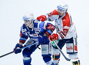 Hokejové utkání Tipsport extraligy v ledním hokeji mezi HC Dynamo Pardubice (v bíločerveném) a HC Kometa Brno (v modrém) v pardudubické enterie areně.