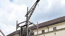 Při stavbě beranidla na brněnském Špilberku použili středověký jeřáb.