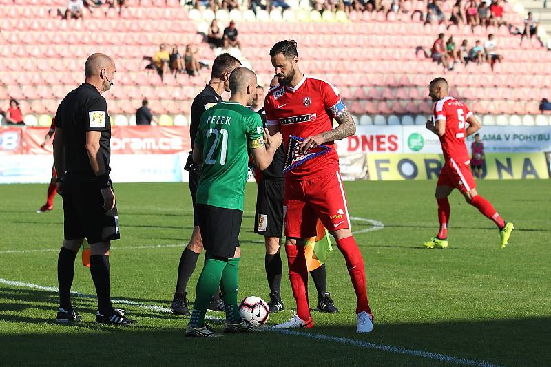 Útočník Lukáš Magera (v červeném) vedl Zbrojovku v baráži o první ligu s Příbramí jako kapitán.
