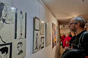 Karikatury, obrazy a skici brněnského kreslíře a karikaturisty Emila Hoffmanna jsou nově k vidění na výstavě s názvem Never More v Galerii Jefa Kratochvila v prvním patře Činoherní scény Městského divadla Brno.