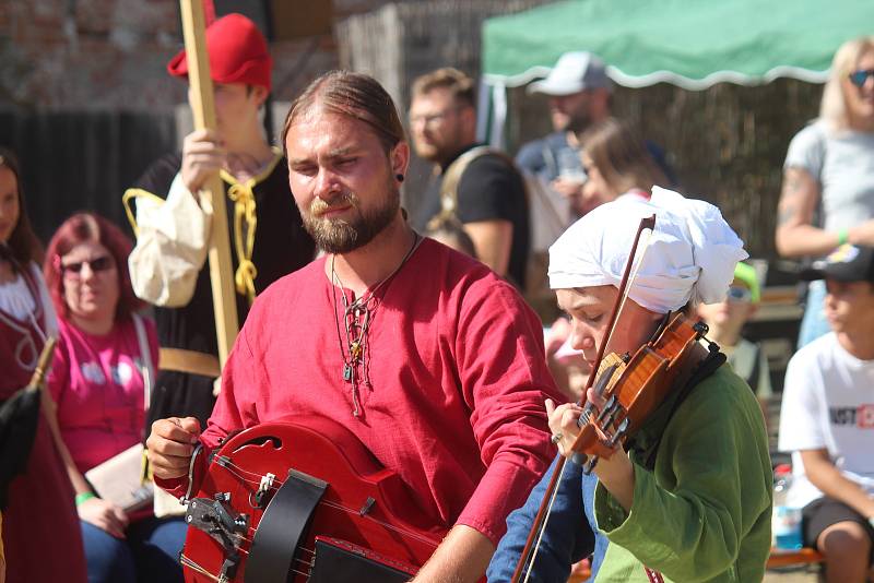 Za zvuků dobové hudby si v sobotu návštěvníci hradu Pernštejn prohlédli rytířský souboj nebo ochutnali středověké pokrmy.