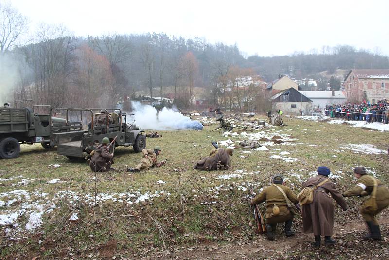 Nadšenci vojenské historie předvedli ve Skalici nad Svitavou rekonstrukci bitvy z druhé světové války, při které Rudá armáda zaútočila na nacistické jednotky u řeky Wisly.