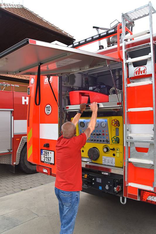 Střelická jednotka dobrovolných hasičů má nové cisternové vozidlo.