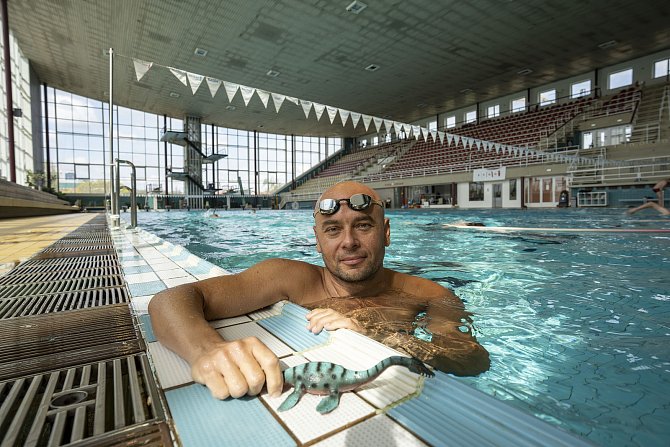 Český mistr v dálkovém plavání trénoval v bazénu za Lužánkami na přeplavání jezera Loch Ness.