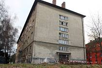 Desítky sociálně slabých rodin žijí v ubytovně v ulici Markéty Kuncové.