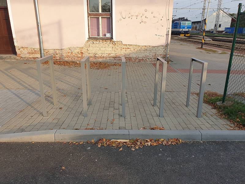 V Nádražní čtvrti v Telnici letos vzniklo parkoviště pro osobní auta i jízdní kola.