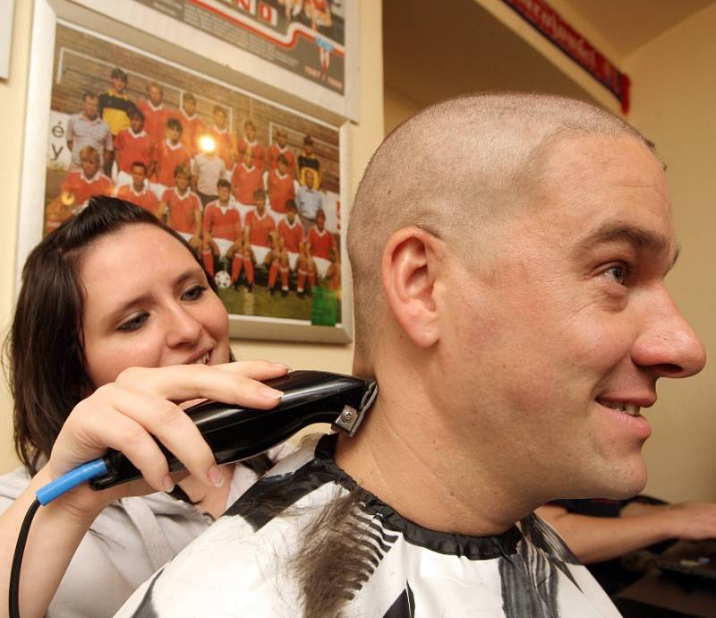 Fotbalový útočník Zbrojovky po prohrané sázce ve čtvrtek přišel o vlasy. Ty jsou podle brněnských fanoušků ty nejdražší na světě.