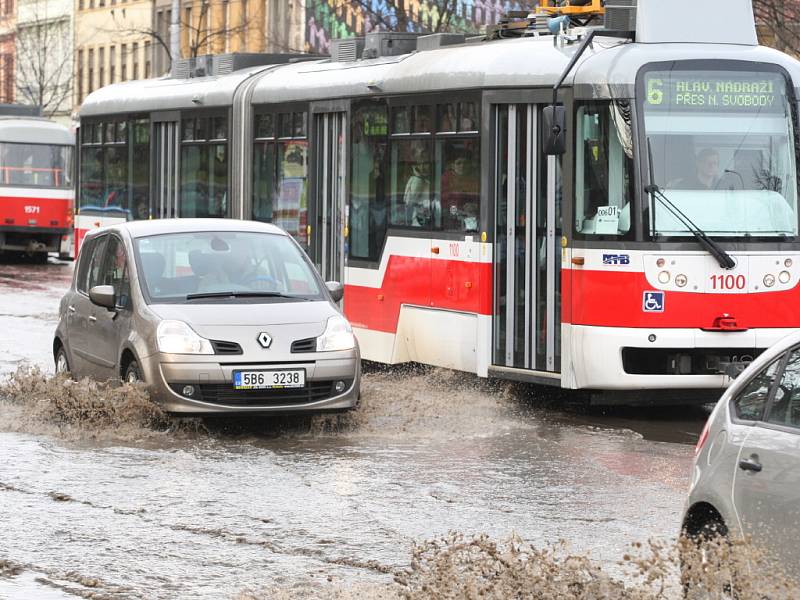 Voda komplikuje dopravu ve Štefánikově ulici.