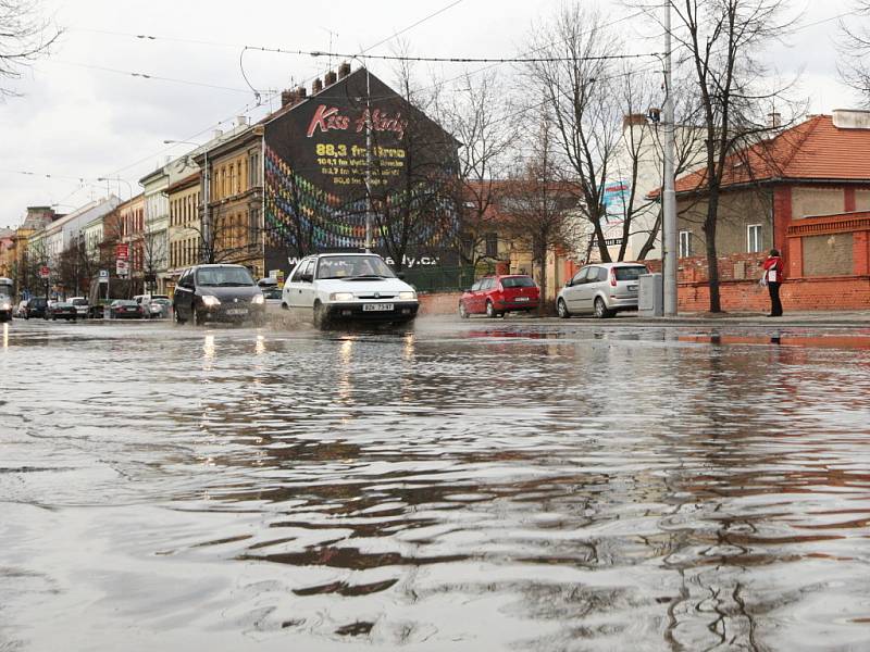 Voda komplikuje dopravu ve Štefánikově ulici.